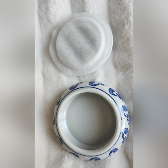 Blue White Round Porcelain trinket Box with Lid Chinoiserie Chinese - Picture 6 of 7